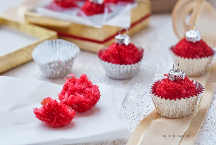 Bolitas de coco con fresa, son rojas y se muestran como bolitas de Navidad. -MamiTalks.com
