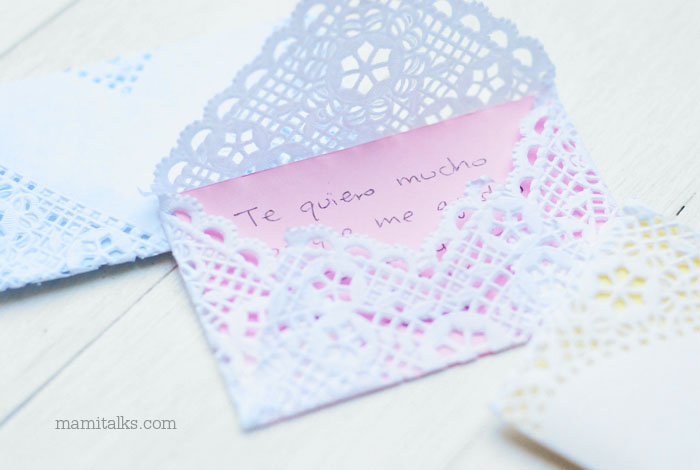 Valentine DIY envelopes made with dollies. -MamiTalks.com