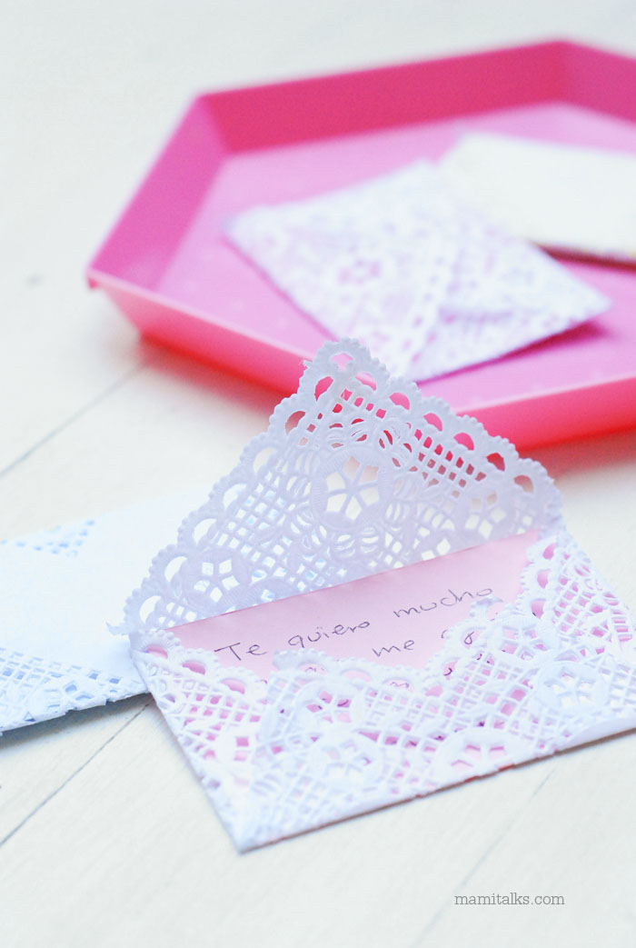 Valentine love notes made with white dollies on pink tray. -MamiTalks.com