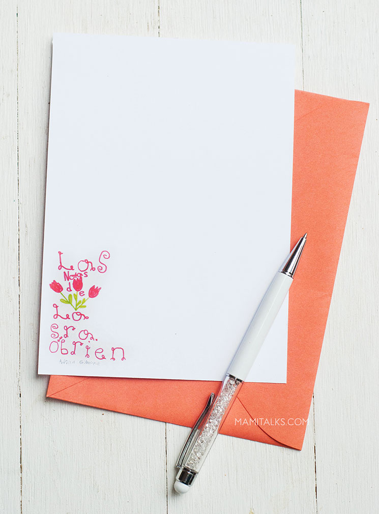 Personalized notecards for teachers made by kids with envelope and pen. -MamiTalks.com