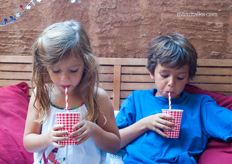 2 kids drinking lemonade during 4th of July. MamiTalks.com