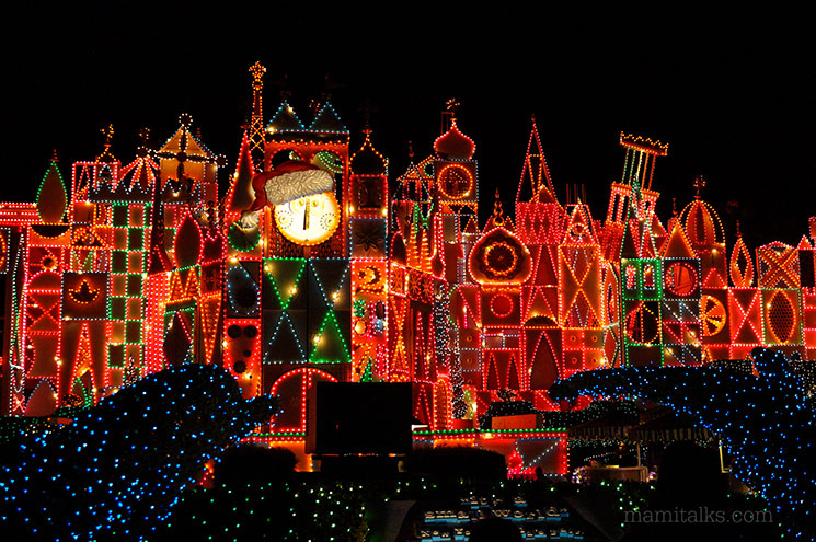 Once Upon a Time in Disneyland, Christmas It's a Small World. -MamiTalks.com
