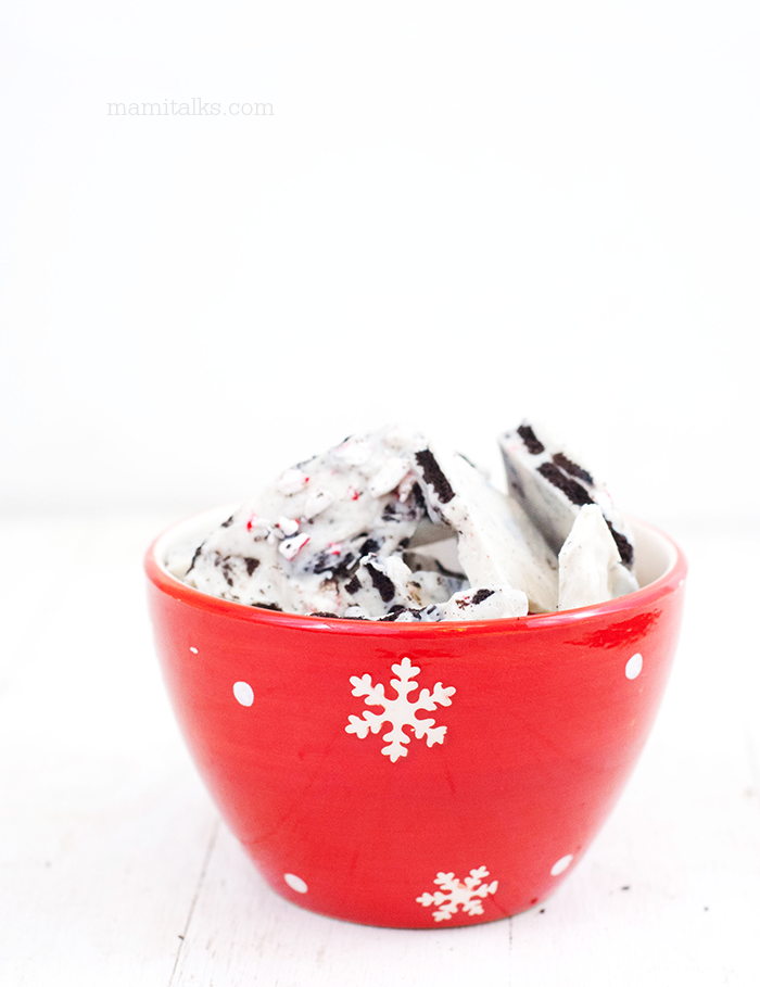 Turron de chocolate blanco con menta en un bowl rojo de Navidad