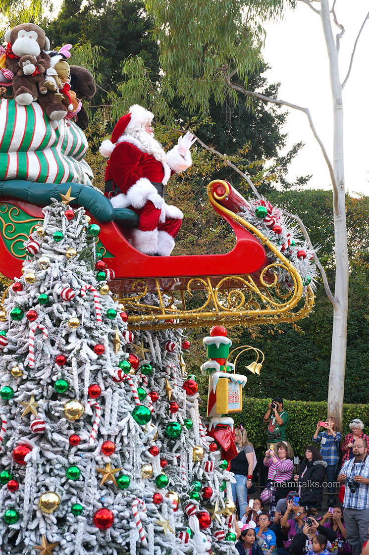 Once Upon a Time in Disneyland, Santa parade. -Mamitalks.com