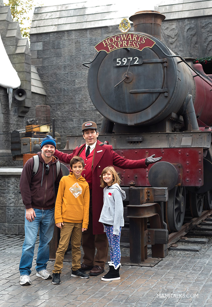 Dad with 2 kids at Hogwarts express, Holidays at Universal Studios Holywood -MamiTalks.com