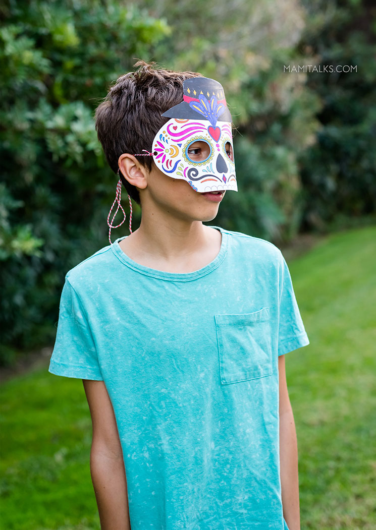 niño con máscara para colorear del día de muertos. -MamiTalks.com