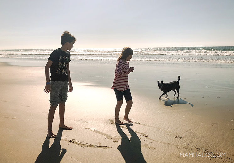 Getaway during the pandemic, kids on the beach with dog. -MamiTalks.com